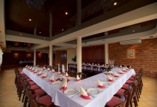 High gloss ceiling banquet hall